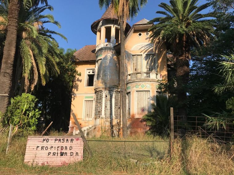 La fachada del castillo de Larroque