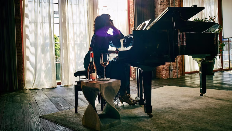 La cantante Norah Jones y sus vinos. Cortesía de Maison Wessman.