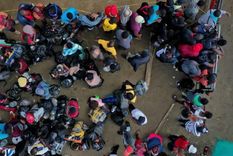 Cuando se dispararon los flujos entre 2021 y 2022, las autoridades y capacidades de Necoclí se saturaron. Miles de migrantes quedaron varados en la playa. Foto: Raúl Arboleda / AFP