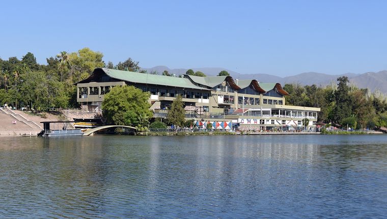 El Club Mendoza de Regatas es uno de los más emblemáticos que se emplaza en el Parque, a orillas del lago. El Club Mendoza de Regatas es uno de los más emblemáticos que se emplaza en el Parque, a orillas del lago.