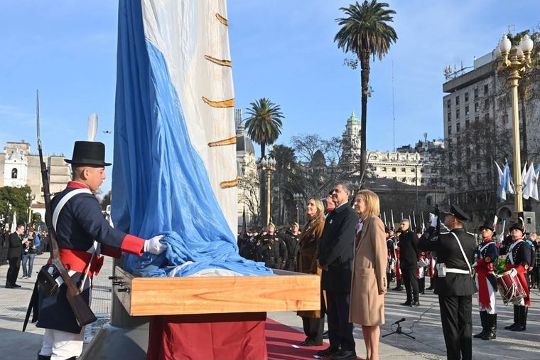 Jorge Macri este 9 de julio en Plaza de Mayo junto a su vicejefa de Gobierno, Clara Muzzio, y la presidenta del Tribunal Superior de Justicia, Inés Weinberg