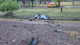 volco y desbarranco en el acceso este tras chocar contra un cartel volco y desbarranco en el acceso este tras chocar contra un cartel