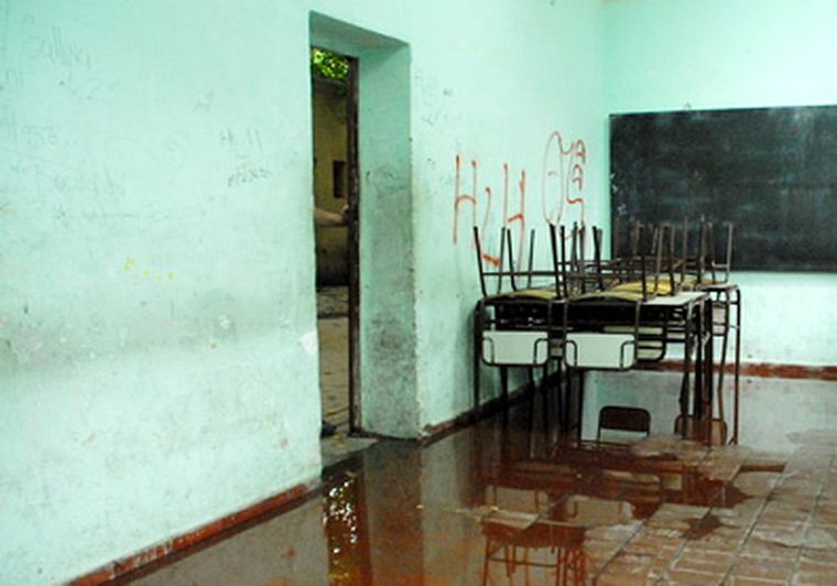 Por lo menos cuatro aulas se inundan cuando llueve. Foto: Marcelo Ruiz / MDZ