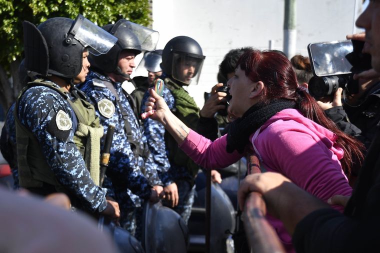 Los medios nos cuentan que los presuntos asesinos de Morena viven en la villa, donde los vecinos dicen ver a policías tomando cervezas con los chorros Foto: Télam