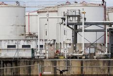 La producción de petróleo registró la mayor caída de la historia debido a la guerra en Medio Oriente