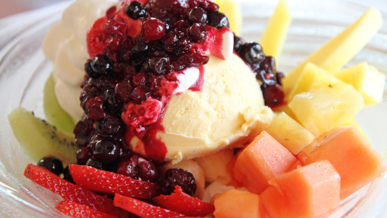 La receta de frutas con helado se popularizó como postre rápido en bares y restaurantes argentinos. La receta de frutas con helado se popularizó como postre rápido en bares y restaurantes argentinos.