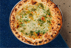 Si eres fanático de la pizza y amante de los quesos, esta es la receta perfecta. Lleva mozzarella fior di latte, filante, queso azul y provolone. Foto: Instagram @ornopizzeria