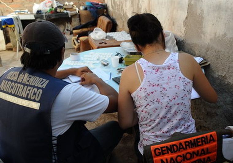 Los investigadores clasificando la droga. Foto: Alf Ponce / MDZ