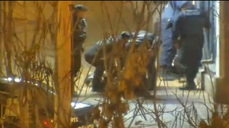 El momento de la detención de los rompevidrieras en Godoy Cruz.&nbsp;