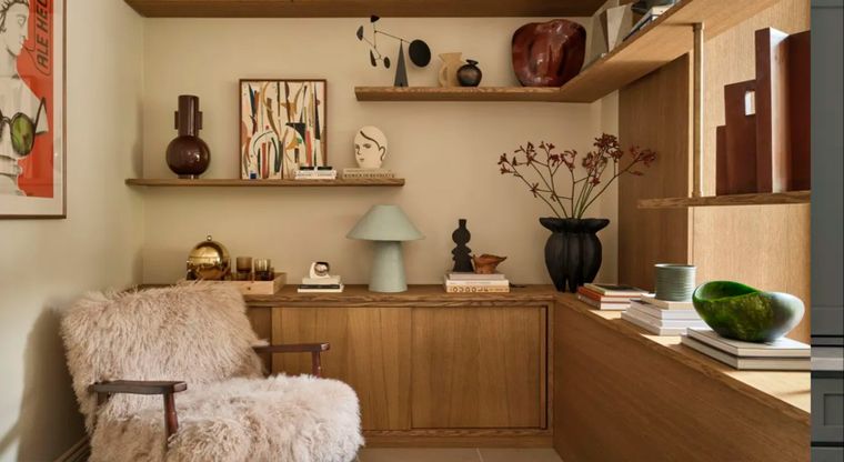 Las tendencias de almacenamiento 2026 apuestan por espacios más ordenados, funcionales y elegantes. Bibliotecas de piso a techo, minibares integrados, muebles vintage y placares con cortinas redefinen el diseño de interiores contemporáneo.