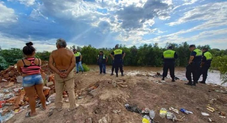 El nene es buscado en el río, pero no descartan que haya sido secuestrado