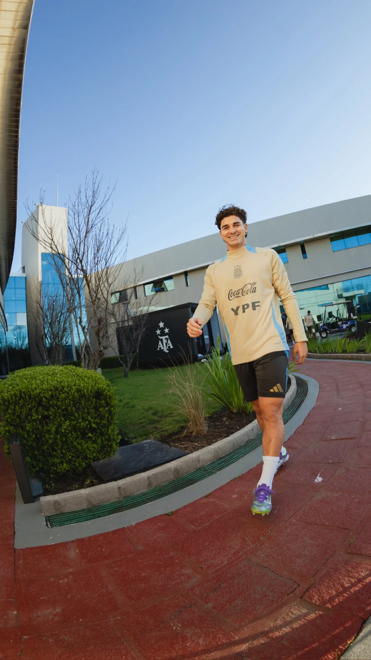 El delantero dejó atrás el corte prolijo y apostó por una estética más relajada. El delantero dejó atrás el corte prolijo y apostó por una estética más relajada.