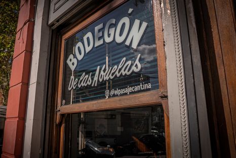 María del Carmen y Tere llevan adelante el Bodegón de las Abuelas que se convirtió en escala obligada para los amantes de la buena cocina en la Ciudad de Buenos Aires. María del Carmen y Tere llevan adelante el Bodegón de las Abuelas que se convirtió en escala obligada para los amantes de la buena cocina en la Ciudad de Buenos Aires.