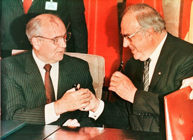 Mijaíl Gorbachov, el líder ruso nunca fue del todo querido en su propio país, en cambio en Alemania gozaba de una buen estima, aqui junto a su amigo alemán Helmut Kohl.