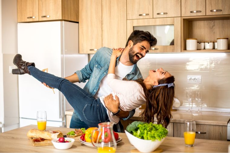 5 ideas para divertirse en pareja desde el hogar y salir de la rutina