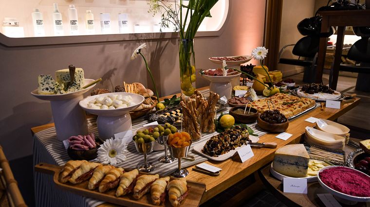 La increíble mesa de quesos seleccionados y charcutería a cargo de Lovely Charcuterie. La increíble mesa de quesos seleccionados y charcutería a cargo de Lovely Charcuterie.