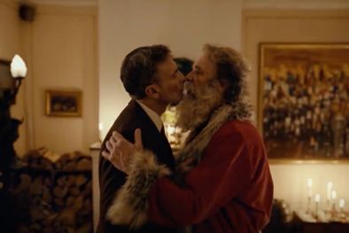 MDZol | Harry y Santa comparten un beso al final del video producido por el servicio postal nacional de Noruega. Foto: POSTEN