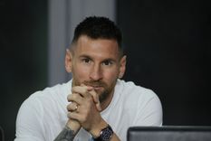 Leo Messi llegó y en la nota te mostramos su outfit. Foto: NA