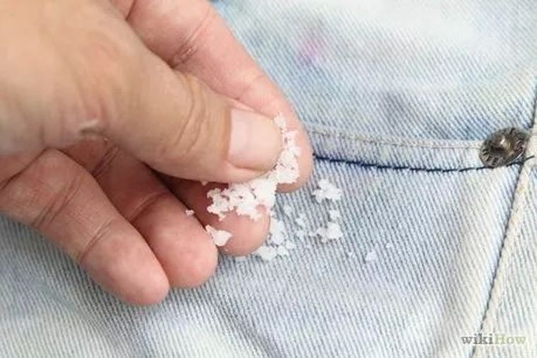 La sal es un ingrediente útil de limpieza gracias a su poder de absorción. La sal es un ingrediente útil de limpieza gracias a su poder de absorción.