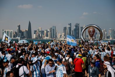 MDZol | La hinchada argentina, una atracción turística más de Doha durante el Mundial. Foto: EFE