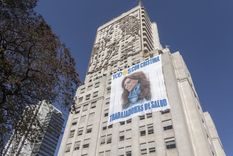 La bandera en apoyo a Cristina Kirchner que apareció en el edificio donde funcionan los ministerios de Desarrollo Social y Salud.