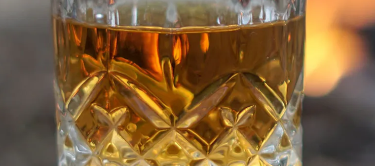 Whisky. Foto: Architectural digest -   https://www.architecturaldigest.in/story/whats-the-difference-between-whiskey-scotch-and-bourbon/