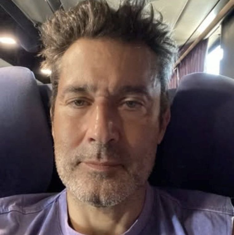 Mariano Castro, el periodista que mantuvo viva la memoria de su gemelo. Mariano Castro, el periodista que mantuvo viva la memoria de su gemelo.