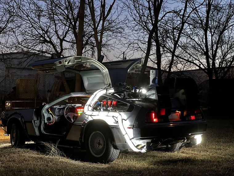 DeLorean DMC-12 El auto es idéntico al de Volver al Futuro.