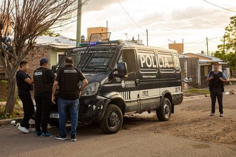 Policías de Investigaciones atraparon al presunto autor del femicidio tras un allanamiento en Rivadavia. (Foto ilustrativa) Policías de Investigaciones atraparon al presunto autor del femicidio tras un allanamiento en Rivadavia. (Foto ilustrativa)