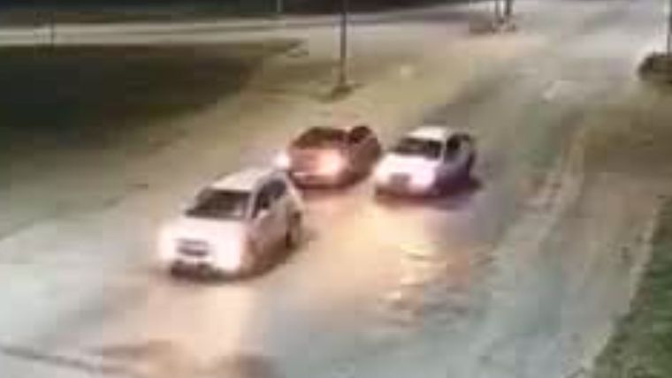 Las autoridades locales difundieron los videos de las cámaras de seguridad, que muestran la secuencia completa: desde la aceleración del vehículo en el semáforo hasta la detención.