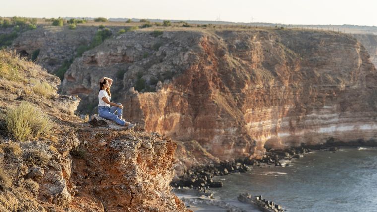 Aunque hasta ahora había sobrevivido en el límite, estaba ahora cayendo junto con uno de esos pedazos de terreno que antes había formado parte de su lado. Foto: Freepick.