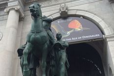 La estatua de Theodore Roosevelt ante el Museo de Historia Natural en Nueva York, EE.UU.