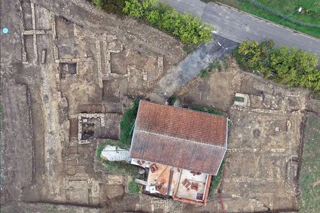 El hallazgo reveló tres vasijas romanas ocultas durante 1.700 años, cada una cargada con miles de monedas que permanecieron bajo tierra en un pequeño pueblo francés.