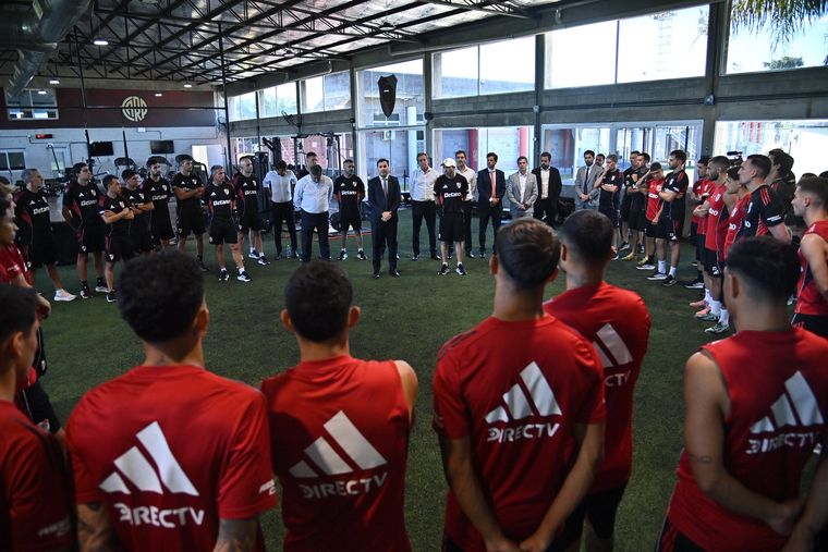 Stefano Di Carlo con el plantel de River el día de la presentación de Coudet. Ahora se viene la depuración.