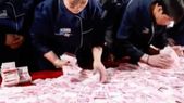 Billetes sobre la mesa: la impactante bonificación de una compañía china. Billetes sobre la mesa: la impactante bonificación de una compañía china.