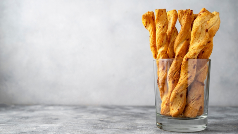 En muchas panaderías antiguas esta receta se hacíacon recortes de masa sobrante para no desperdiciar nada. En muchas panaderías antiguas esta receta se hacíacon recortes de masa sobrante para no desperdiciar nada.