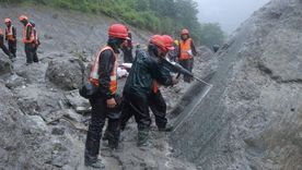 Los rescatistas vienen utilizando explosiones controladas para intentar despejar los escombros y sacar a los trabajadores atrapados en los túneles.