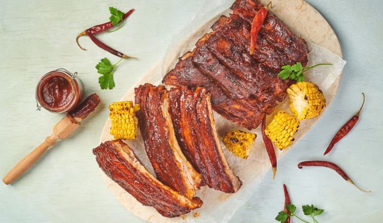 En muchas regiones, la receta de costillas en adobo cambia según el tipo de chile o especias locales utilizadas. En muchas regiones, la receta de costillas en adobo cambia según el tipo de chile o especias locales utilizadas.