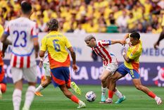 Enciso controla ante la marca paraguaya. Foto: @Albirroja