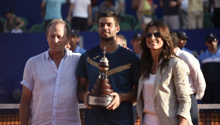 Facundo Díaz Acosta, con el Mate del Argentina Open. Foto: Foto: Juan Mateo Aberastain Zubimendi