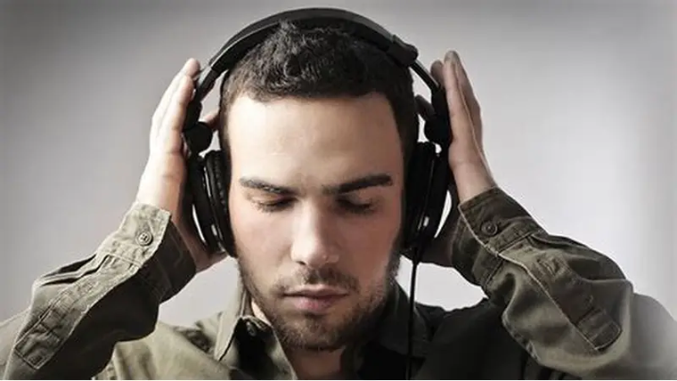 Con una laptop, un par de auriculares decentes y acceso a internet, cualquiera puede sentarse un rato y desde su cuarto sacar un tema. Con una laptop, un par de auriculares decentes y acceso a internet, cualquiera puede sentarse un rato y desde su cuarto sacar un tema.