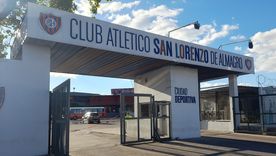 Tensión en San Lorenzo: la barra visitó al plantel tras la derrota con Huracán y aparecieron fuertes pasacalles en el Bajo Flores. Tensión en San Lorenzo: la barra visitó al plantel tras la derrota con Huracán y aparecieron fuertes pasacalles en el Bajo Flores.