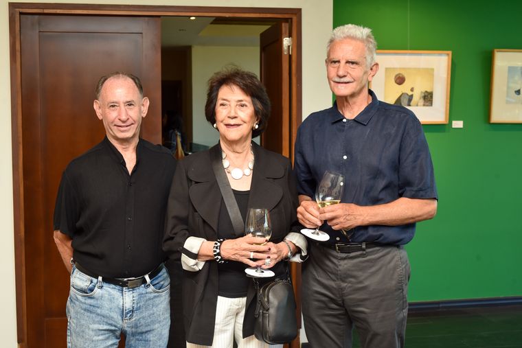 El reconocido fotógrafo Eduardo Dolengiewich; la curadora de arte, Julieta Gargiulo y Alberto Riparta. El reconocido fotógrafo Eduardo Dolengiewich; la curadora de arte, Julieta Gargiulo y Alberto Riparta.