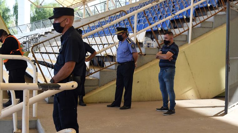 El operativo contará con 950 agentes en el estadio y alrededores Foto: Imagen de archivo / ALF PONCE MERCADO / MDZ