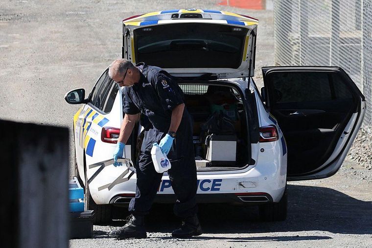 Durante el intento de captura de Phillips se presentó un intercambio de disparos que acabó con su vida y quedó un policía gravemente herido.