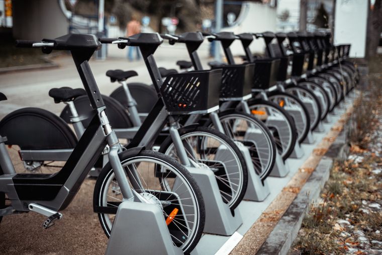 El sistema de Bike Sharing de Mirgor ya funciona en Neuquén como solución de movilidad sustentable.