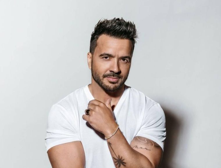 Luis Fonsi causó revuelo con su nuevo sencillo Pasa la página.