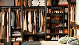 Utilizar estanterías escalonadas para los calzados porque es una opción muy valiosa para ahorrar espacio. Foto: Sharps