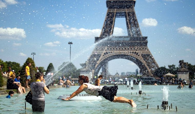 Paris soporta la ola de calor que atraviesa Europa con muy altas temperaturas. Foto: Efe.