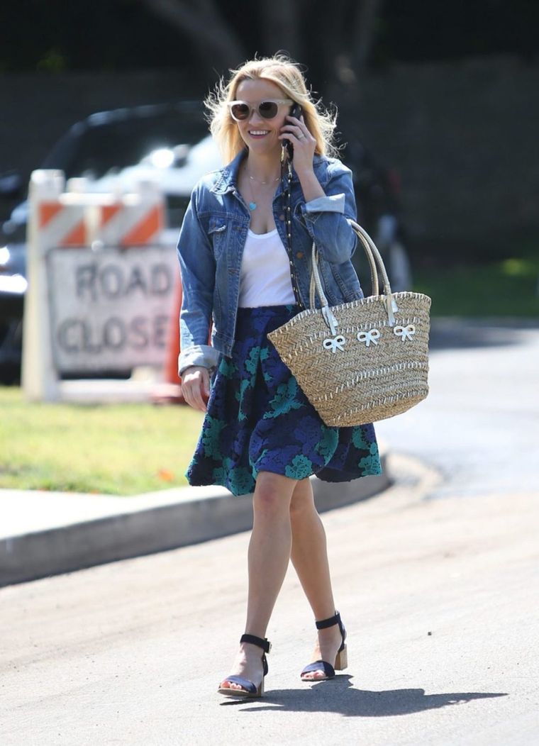 Reese Witherspoon y su bolso de mano. Foto: Foto: Instyle.